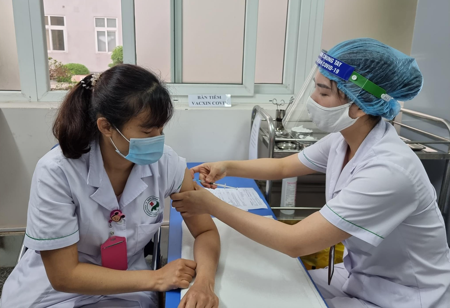 Tiêm vắc xin phòng COVID-19 