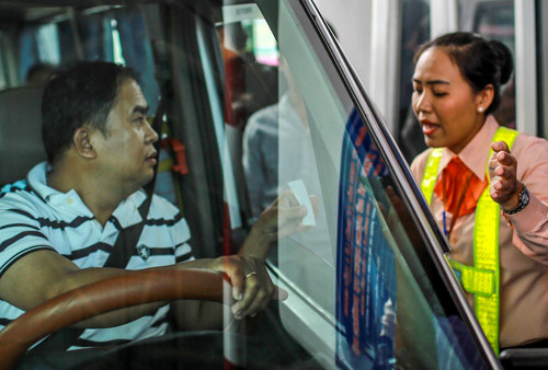 Tài xế tranh cãi với nhân viên BOT Cai Lậy về giá vé qua trạm thu phí tháng 8/2017. Ảnh: Nguyễn Thành.