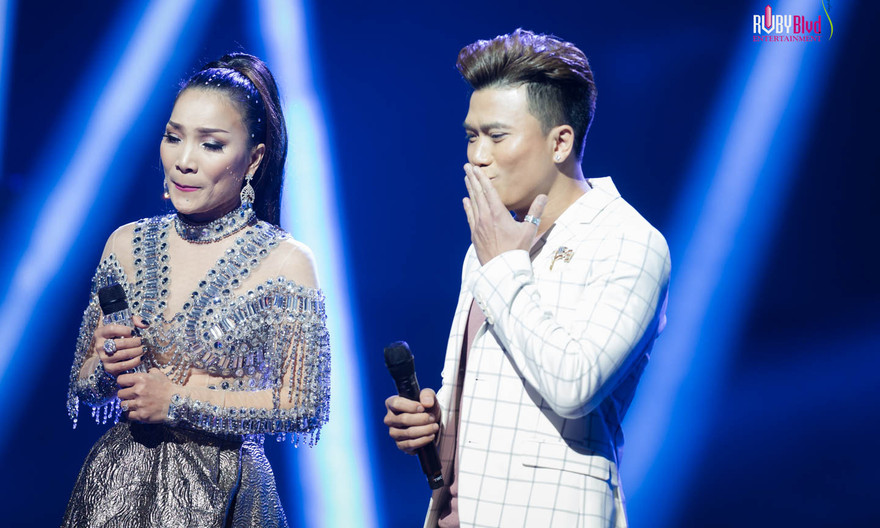 Nữ ca sĩ 'Mắt nai cha cha cha' bật khóc trong liveshow