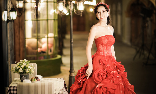 Mai Phương Thúy kiêu sa vai trần quyến rũ