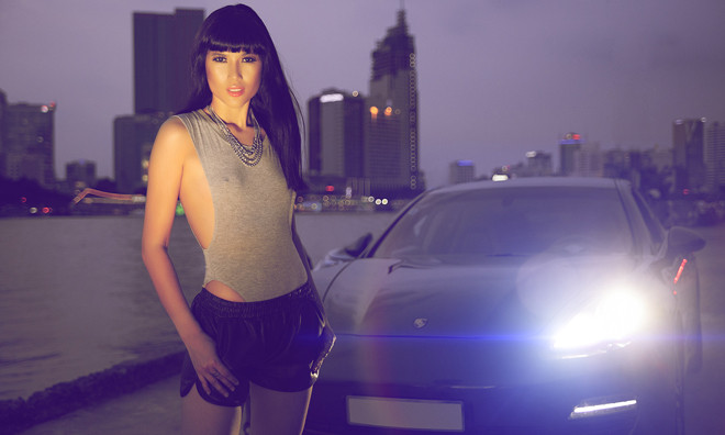 Trang Lạ hờ hững vòng một gợi cảm bên siêu xe