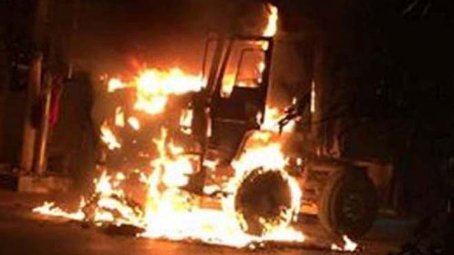 Xe tải đang lưu hành bỗng nhiên bốc cháy 