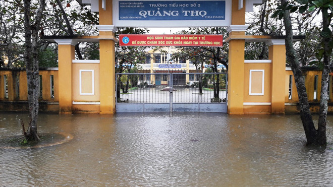  Đường vào cổng và toàn sân trường Tiểu học số 2 Quảng Thọ (xã Quảng Thọ, Quảng Điền) đều bị ngập