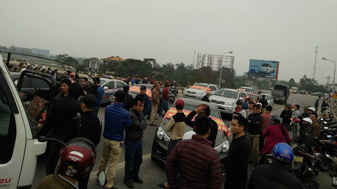 Người dân tập trung tại cầu Bến Thủy 1 để phản đối việc thu phí. 