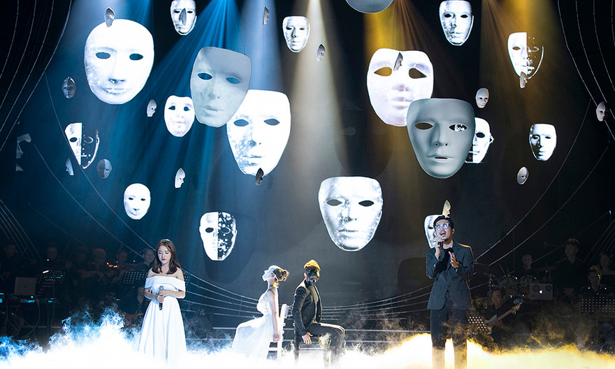 Lễ trao giải âm nhạc Cống Hiến gây ấn tượng với sân khấu tông màu trắng-đen.