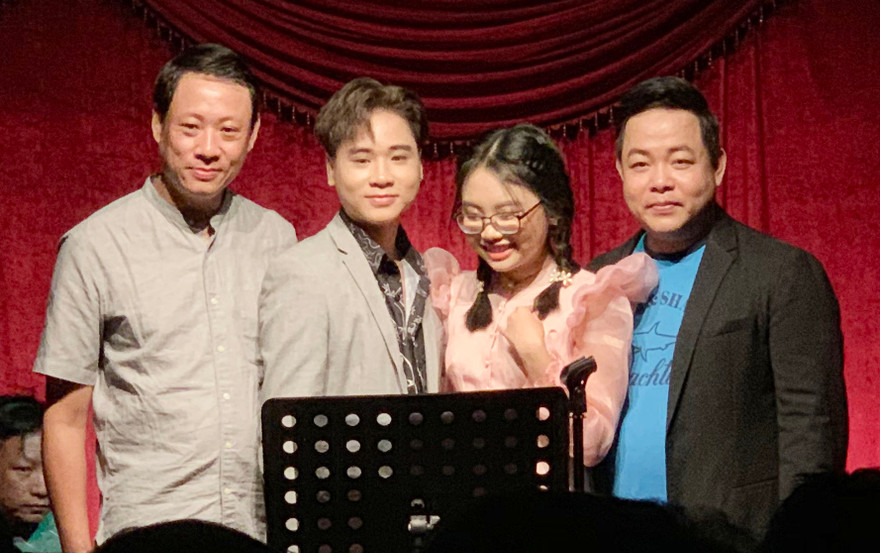 Quang Lê và Phương Mỹ Chi cùng bố con Quang Nhật.