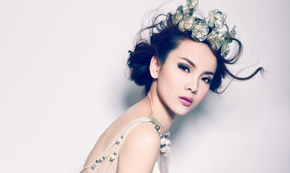 Yến Trang đội vương miện kiêu sa như nữ hoàng