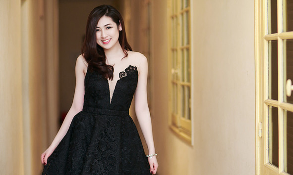 Á hậu Tú Anh yêu kiều vai trần trắng muốt đi nghe nhạc