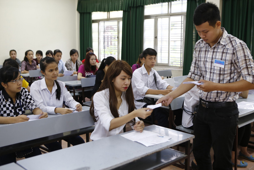 Thí sinh làm thủ tục dự thi sáng 8/7. Ảnh: Như Ý