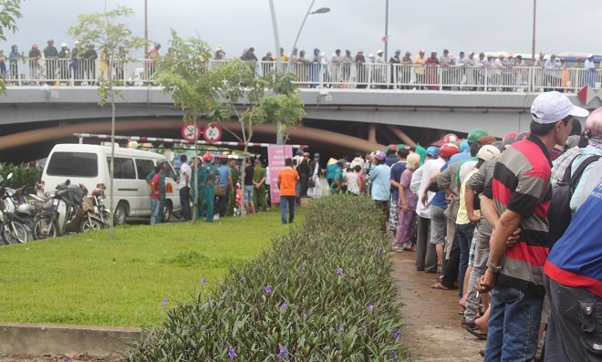 Hàng trăm người hiếu kì theo dõi người nhái lặn tìm thi thể nạn nhân