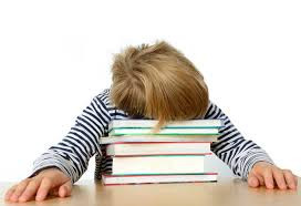 Đầu năm học mới, các cha mẹ thường than là con không tự giác học bài. Ảnh minh họa