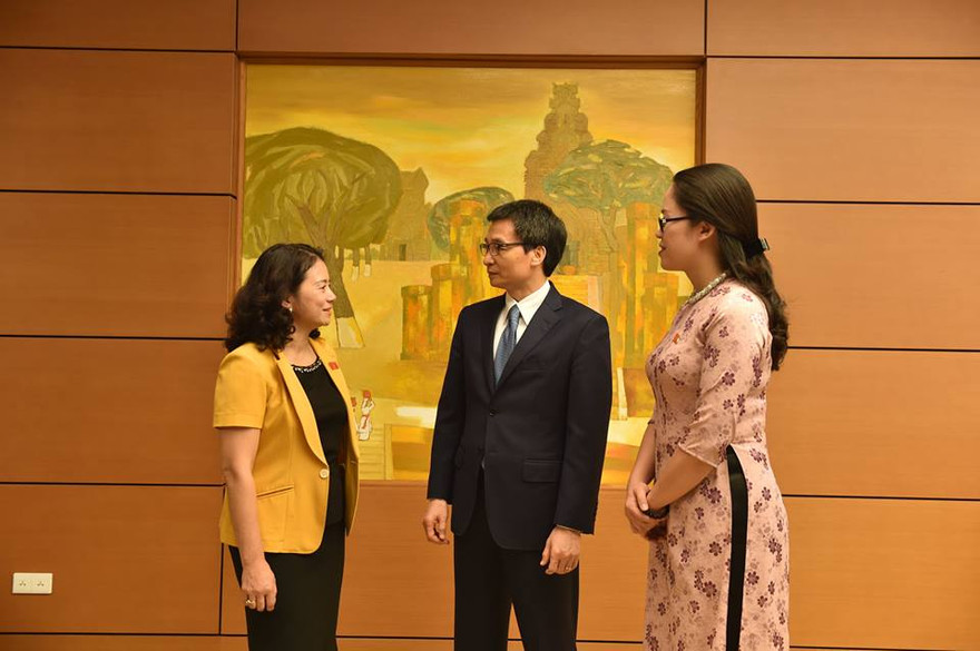  Phó Thủ tướng Vũ Đức Đam trao đổi với các đại biểu Quốc hội