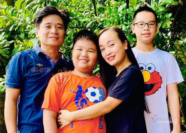 Vợ chồng ca sĩ Tấn Minh - Thu Huyền cùng 2 con.