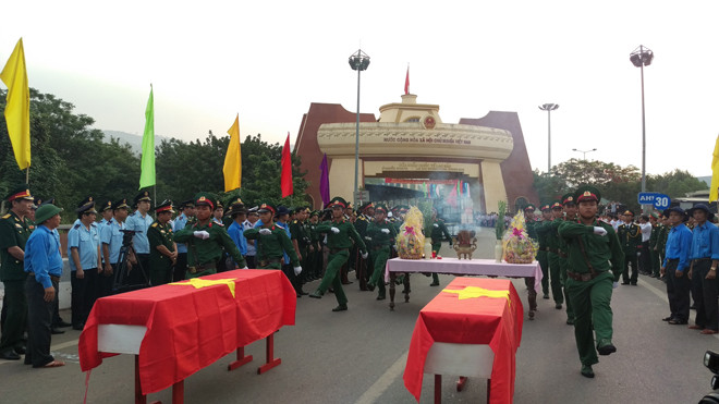 Đón nhận 37 hài cốt liệt sỹ tại Cửa khẩu Quốc tế Lao Bảo.