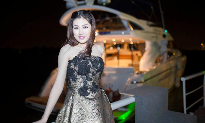 Tú Anh lộng lẫy như công chúa với váy ren yêu kiều