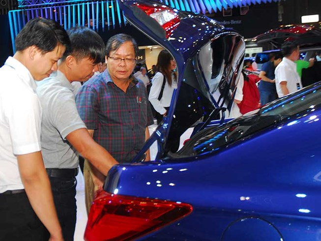 Đủ chiêu ‘móc túi’ người mua ô tô dịp Tết