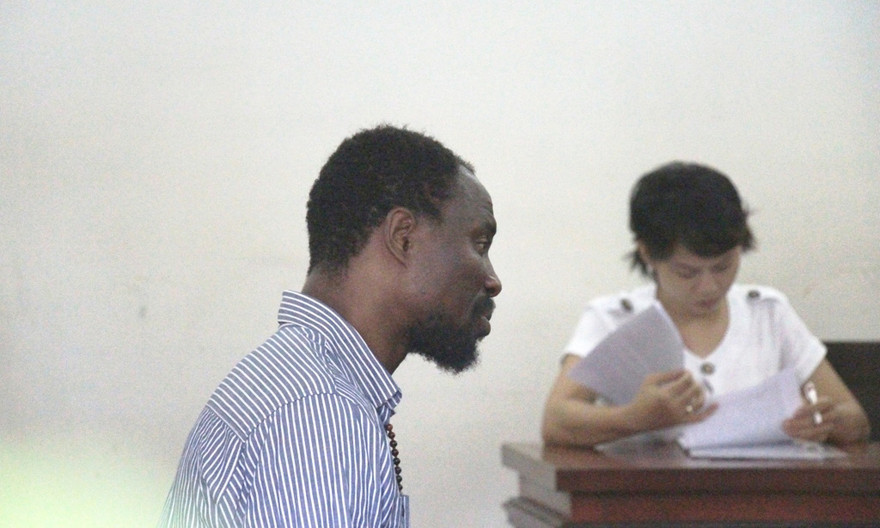 Bị cáo Mbouwe Ebubu “hô biến” giấy vụn thành USD lãnh án 7 năm tù. Ảnh T.Châu.