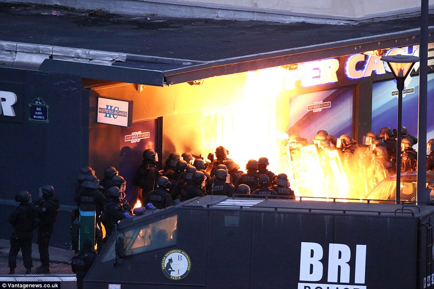 Cảnh sát đã thực hiện 6 vụ nổ nhằm vào tiệm tạp hóa để giải cứu con tin hôm qua, có it nhất 1 cảnh sát đã bị thương 