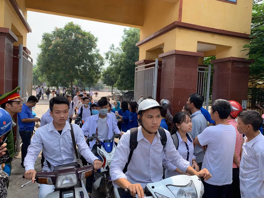 Thí sinh ra khỏi phòng thi môn ngữ Văn sáng nay. Ảnh: Đỗ Hợp