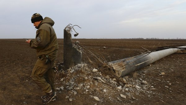 Ukraine khắc phục đường điện sang bán đảo Crimea. Ảnh: Reuters