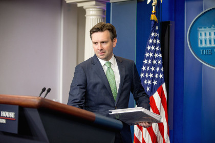 Phát ngôn viên Nhà Trắng Josh Ernest. Ảnh: AP
