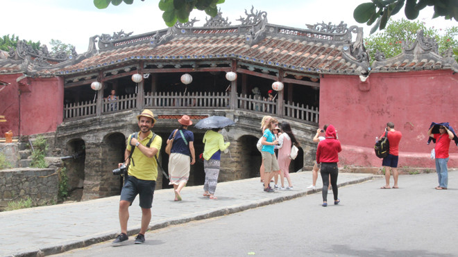 Chùa Cầu Hội An đang chịu nhiều áp lực, xuống cấp cần được tu bổ. Ảnh H. Văn