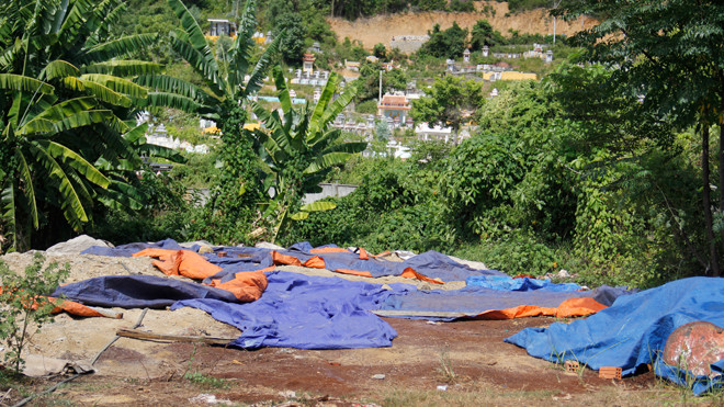 Khu vực chôn chân thải nghi độc hại trong khuôn viên công ty TNHH MTV dịch vụ môi trường Ánh Dương. Ảnh: Thanh Trần