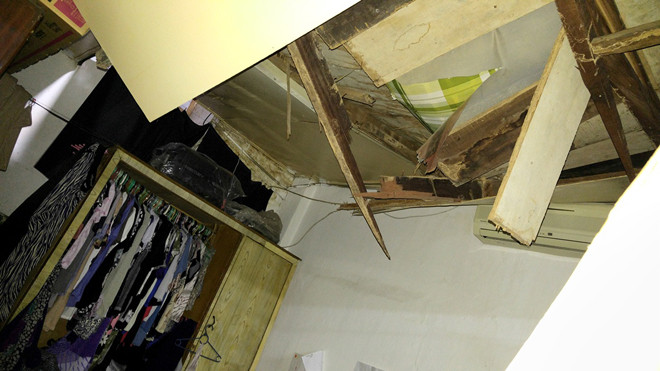 Mái tôn nhà bà Lan bị khối bê tông đè sập