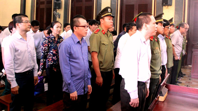 Các bị cáo nghe đại diện VKS nêu quan điểm buộc tội. Ảnh: Tân Châu