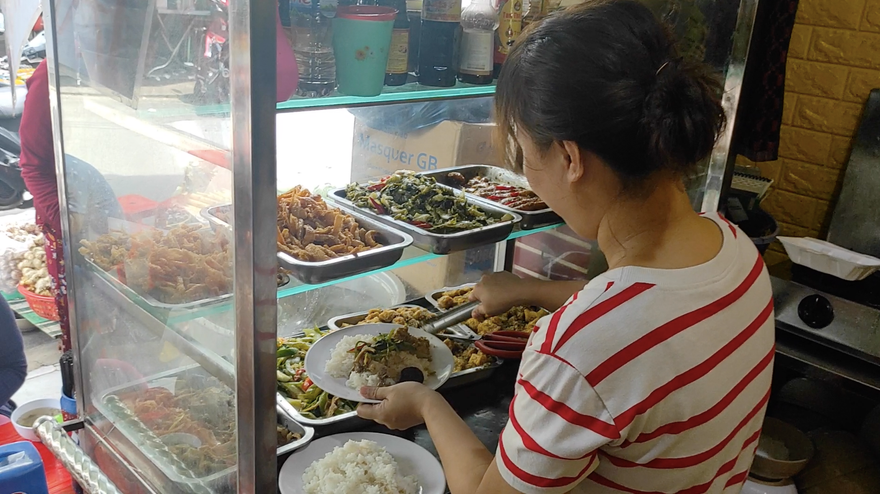 Cơm chay từ thiện 2.000 đồng ấm lòng người nghèo 