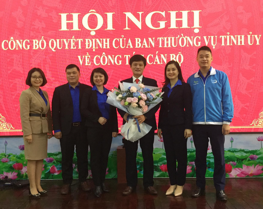 Tập thể lãnh đạo Tỉnh đoàn Lạng Sơn chúc mừng tân Phó trưởng Ban Tuyên giáo Tỉnh ủy Lạng Sơn Nguyễn Tuấn Nam. Ảnh: Duy Chiến