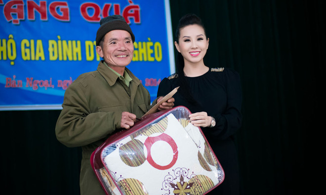 Thu Hoài tặng nhà cho đôi vợ chồng nghèo dân tộc Tày