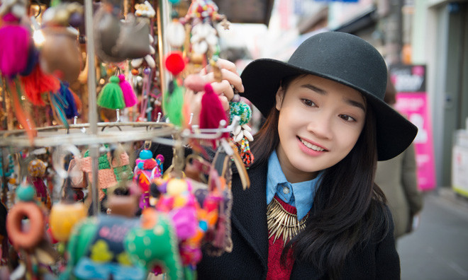 Nhã Phương tự tin để mặt mộc dạo phố Hàn Quốc