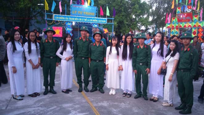 Các chiến sĩ ở Kiên Giang chụp ảnh lưu niệm trước giờ lên đường.