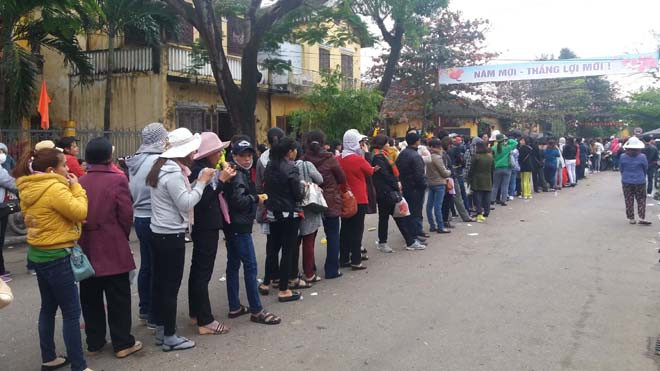 Từ sáng sớm, đã có rất nhiều người dân đứng xếp hàng chờ lượt vào chùa Ông.