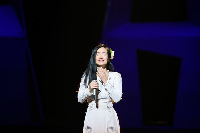 Vừa ra viện, sức khoẻ yếu nhưng Hồng Nhung vẫn hát hết mình gây xúc động