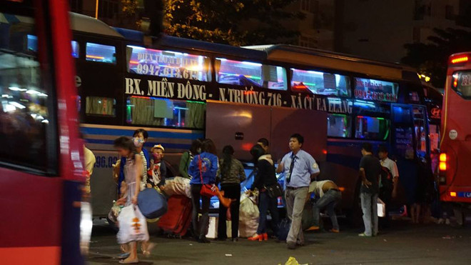 Từ rạng sáng, hàng loạt xe khách đổ về các bến xe ở TPHCM.