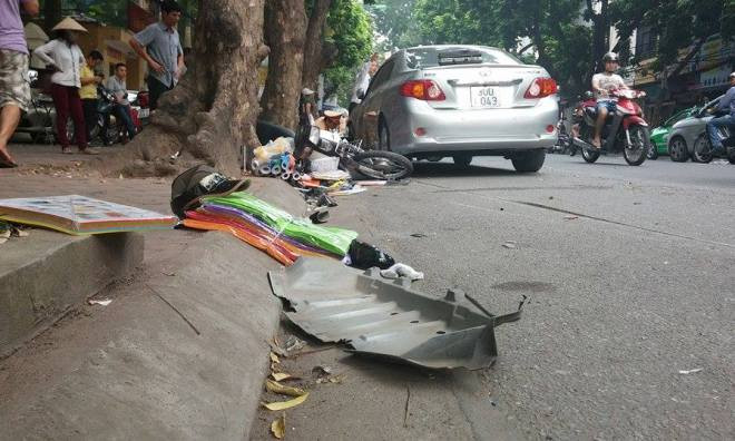 Ô tô đâm xe máy bắn lên vỉa hè, hai người trọng thương