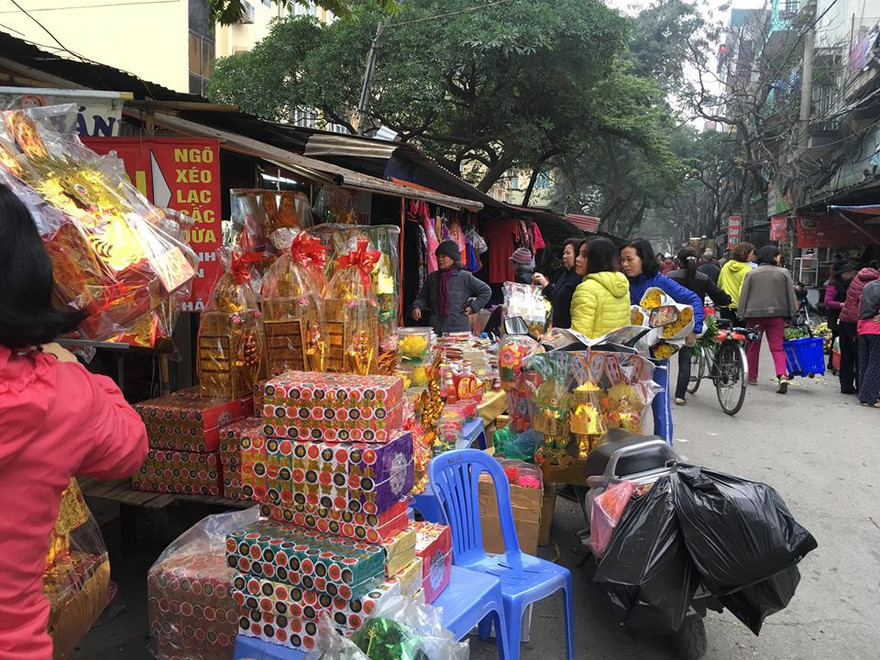 Đồ vàng mã được khách hàng lựa chọn nhiều nhất trong những ngày này. Ảnh: Đỗ Hợp