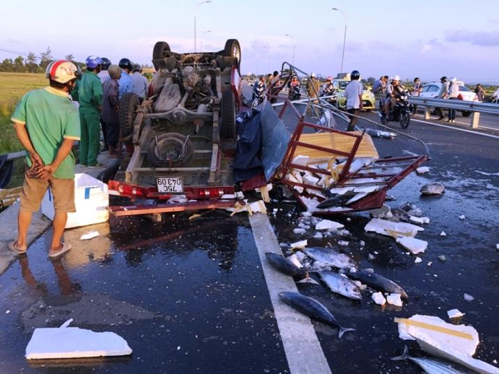 Xe tải đông lạnh bị bẹp rúm, lật bánh lên trời sau khi “cắt phăng” trụ đèn đường do mất lái. Ảnh: Đ.Thành