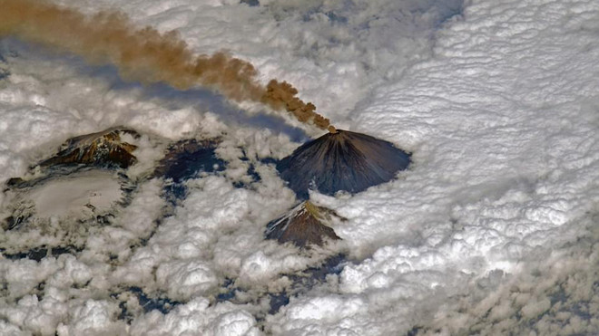 Ngọn núi Klyuchevskaya Sopka chọc lên cả đám mây