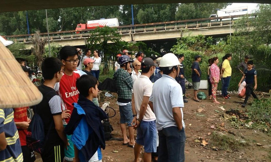 Nhiều người dân theo dõi vụ việc.