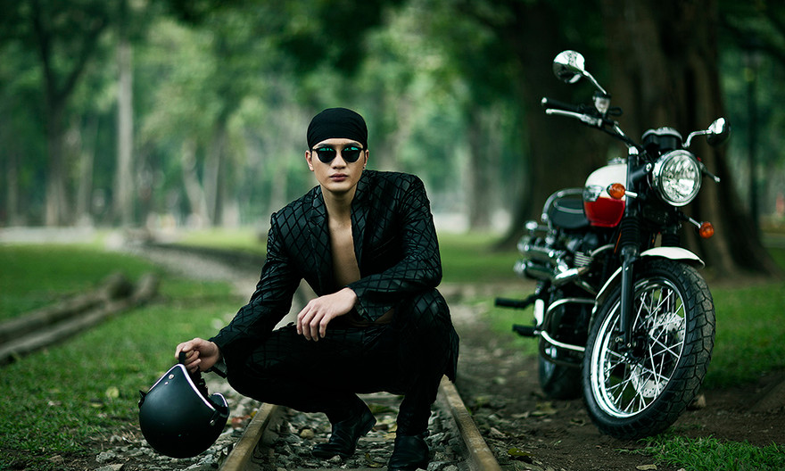 Nam vương toàn cầu 2015 Nguyễn Văn Sơn cá tính trong bộ ảnh quảng cáo thực hiện sau đêm chung kết tại Thái Lan.