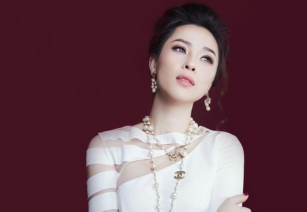 Thái Như Ngọc tái xuất xinh đẹp và gợi cảm.