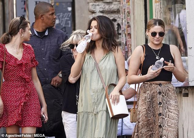 Selena Gomez mặc dù street style có phần hơi luộm thuộm nhưng nữ ca sĩ sinh năm 1992 vẫn tỏ ra rất tự tin, thoải mái trên đường.
