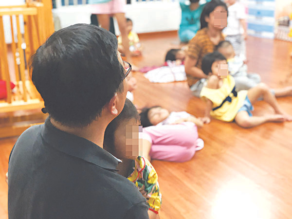 Hiện nay, tất cả người nhiễm HIV đều được hỗ trợ mua thẻ BHYT, trong đó có trẻ em từ 6 đến 16 tuổi. Ảnh minh họa