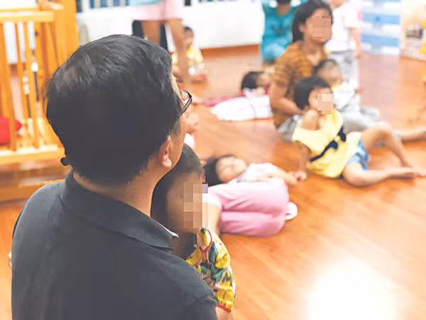 Hiện nay, tất cả người nhiễm HIV đều được hỗ trợ mua thẻ BHYT, trong đó có trẻ em từ 6 đến 16 tuổi. Ảnh minh họa