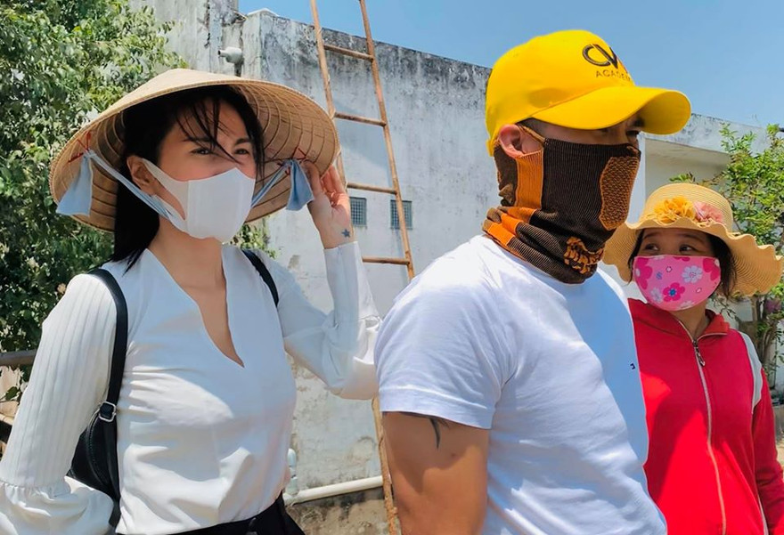 Thuỷ Tiên, Công Vinh đội nắng cháy da về miền Tây khảo sát để lắp máy lọc nước.