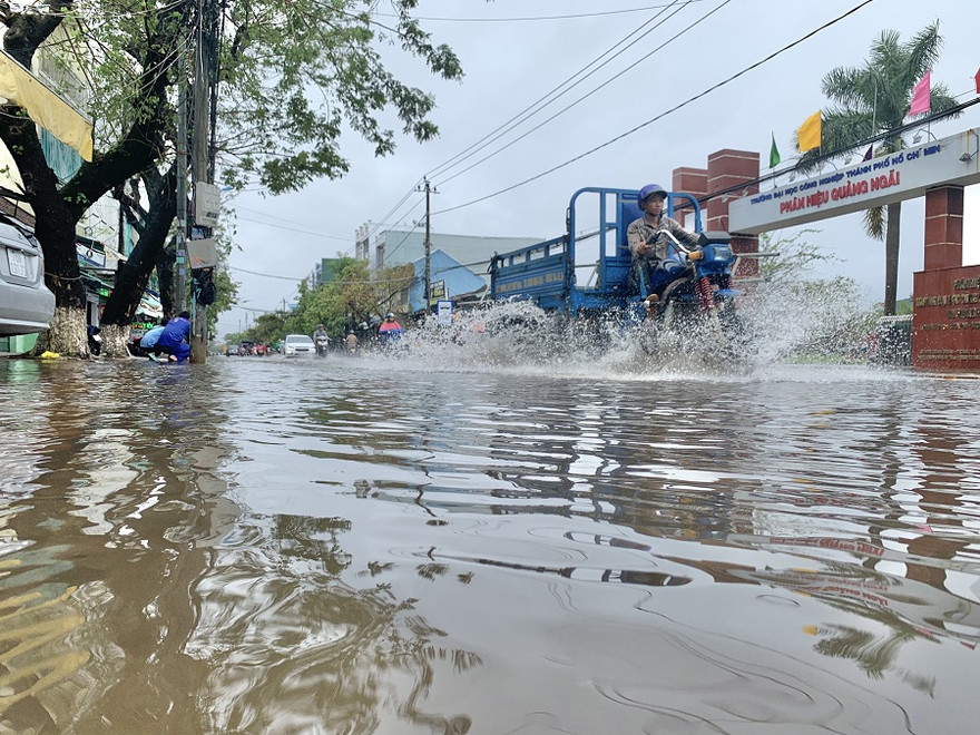 Nhiều tuyến đường Quảng Ngãi ngập sâu trong nước. Ảnh: Nguyễn Ngọc