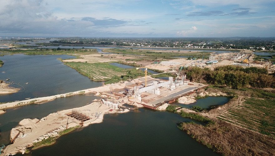 UBND tỉnh Quảng Ngãi yêu cầu dừng thi công ngay công trình Đập dâng hạ lưu sông Trà Khúc để phòng chống lũ. Ảnh: Nguyễn Ngọc 